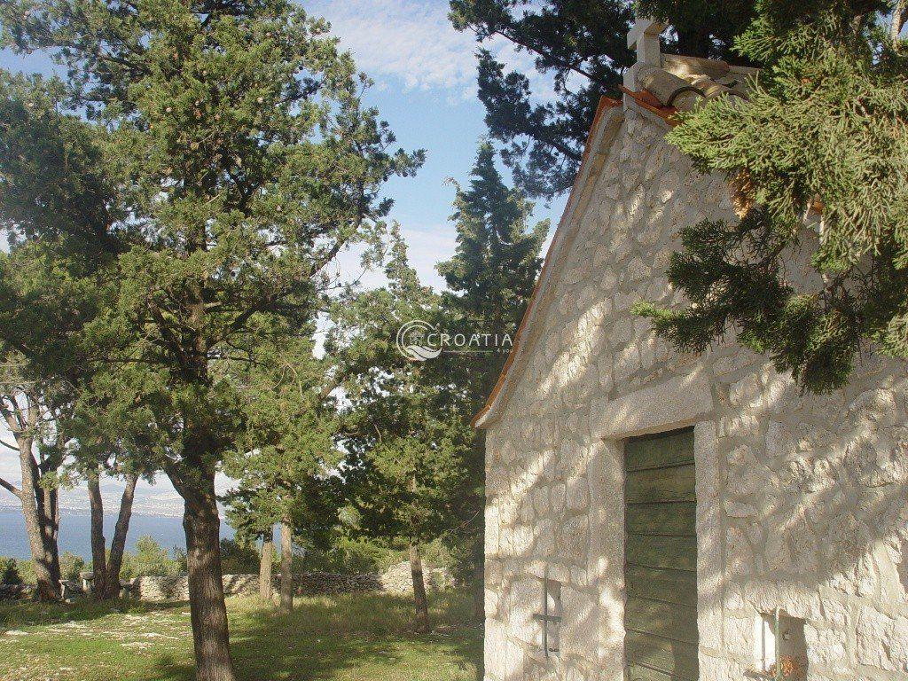 Land in Sutivan on island Brač