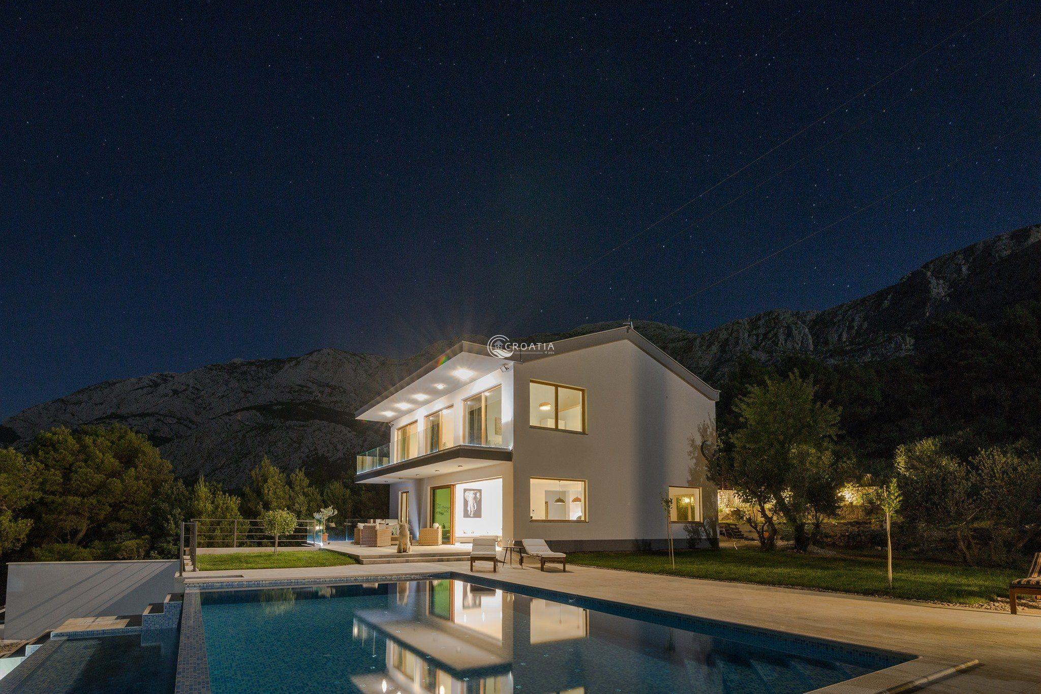 Newly built deluxe villa in Tučepi near Makarska