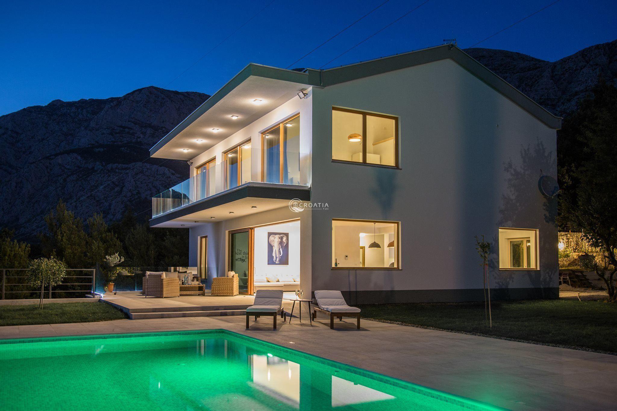 Newly built deluxe villa in Tučepi near Makarska