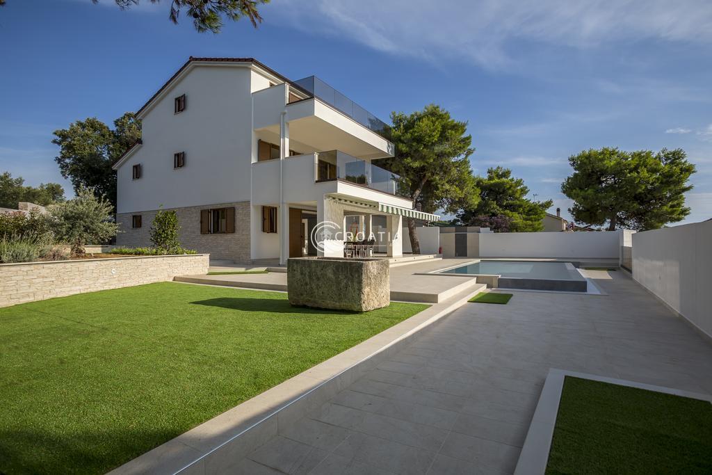 Villa with pool in Ražanj