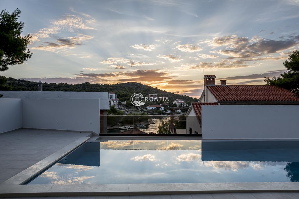 Villa with pool in Ražanj