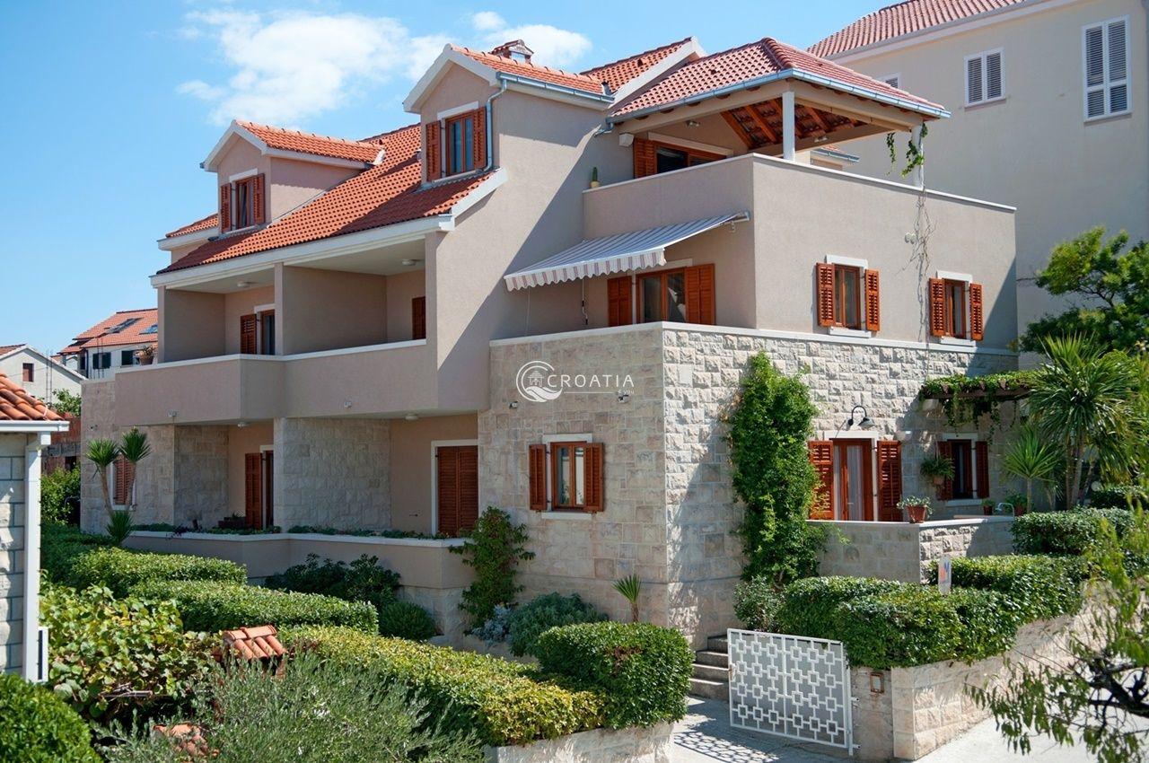 Apartment house on the island of Brač