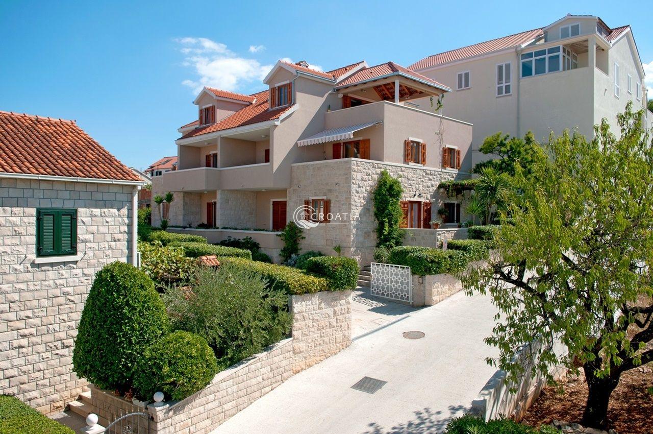 Apartment house on the island of Brač