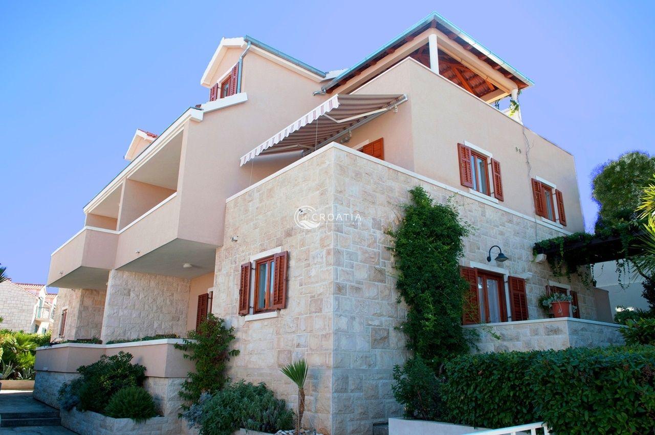 Apartment house on the island of Brač