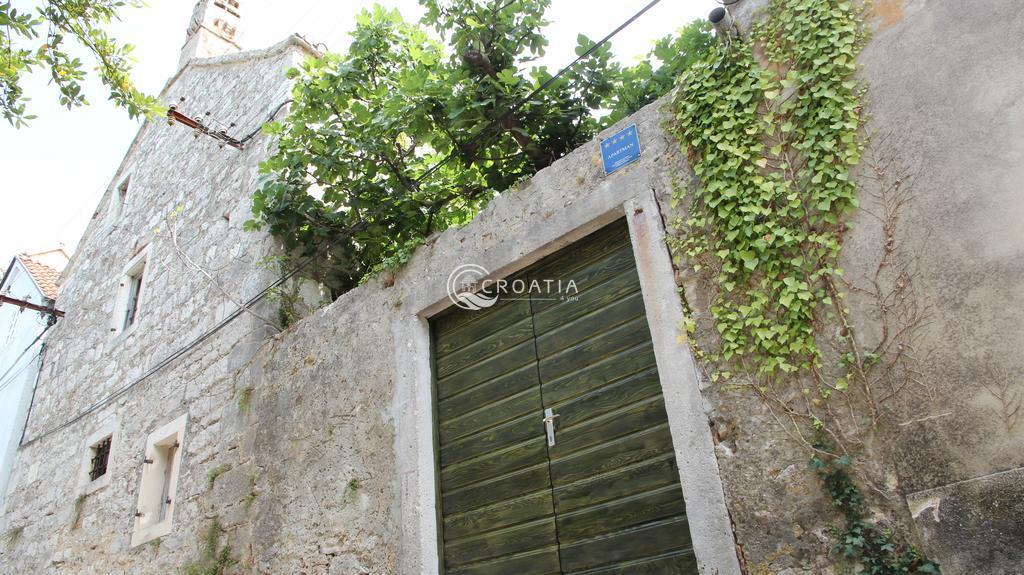 Lijepa tradicionalna kamena kuća u blizini Šibenika