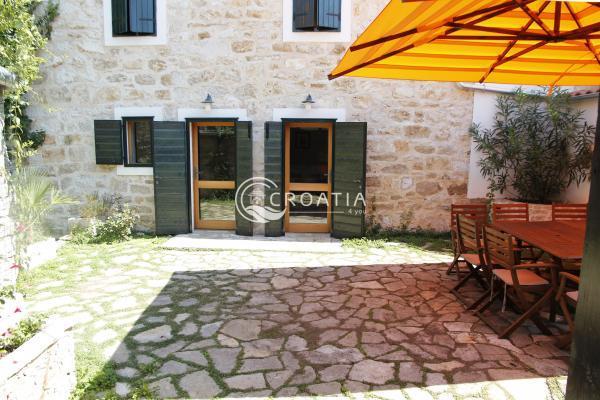 Lovely traditional stone house near Šibenik