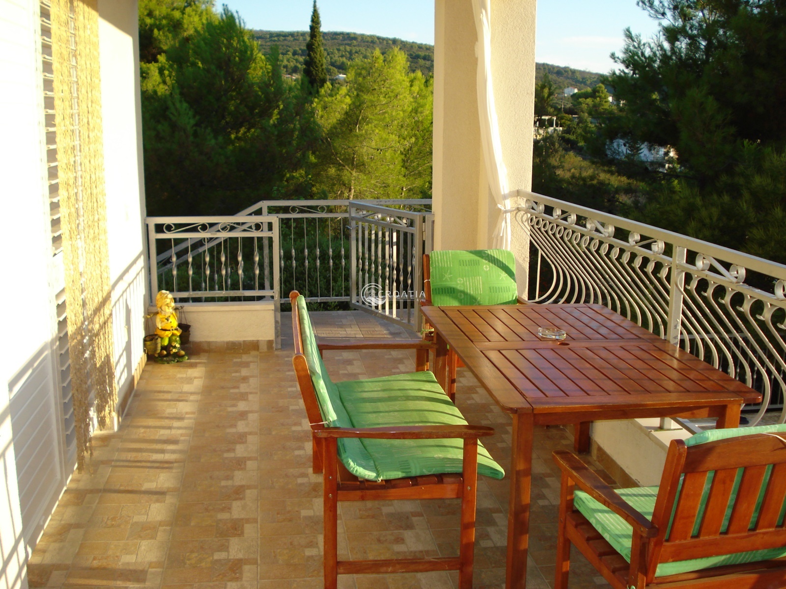 Apartment house for sale on island of Solta