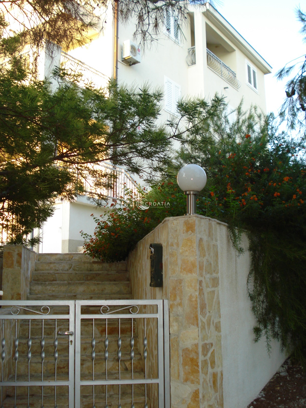 Apartment house for sale on island of Solta