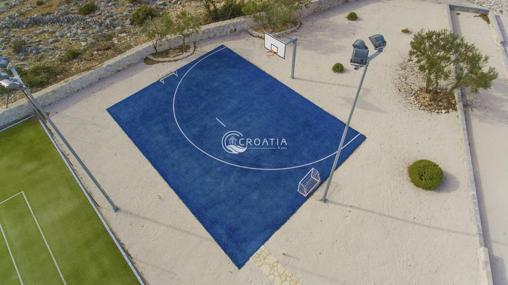 Hacienda with tennis court on island Brač