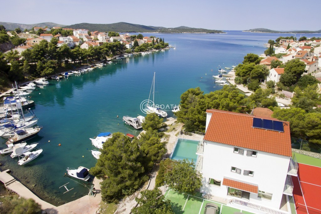 Predivna Vila prvi red do mora sa teniskim terenom - područje Šibenik