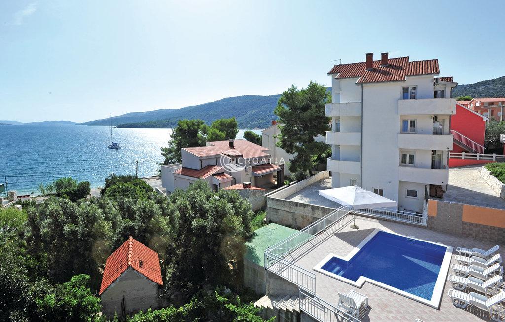 Apartment house with sea view in Trogir area