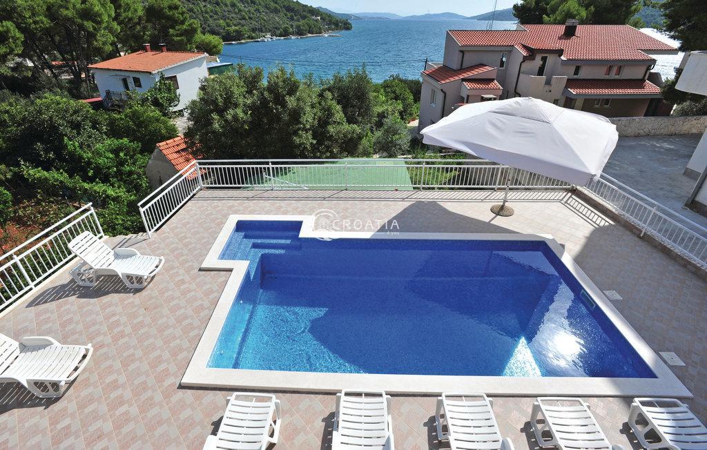 Apartment house with sea view in Trogir area