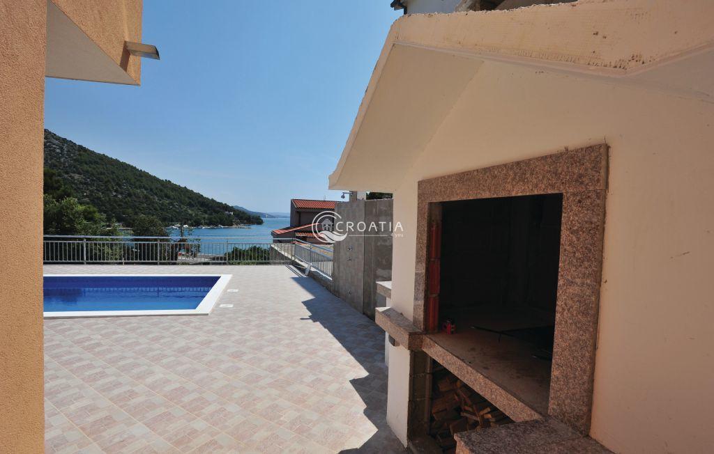Apartment house with sea view in Trogir area