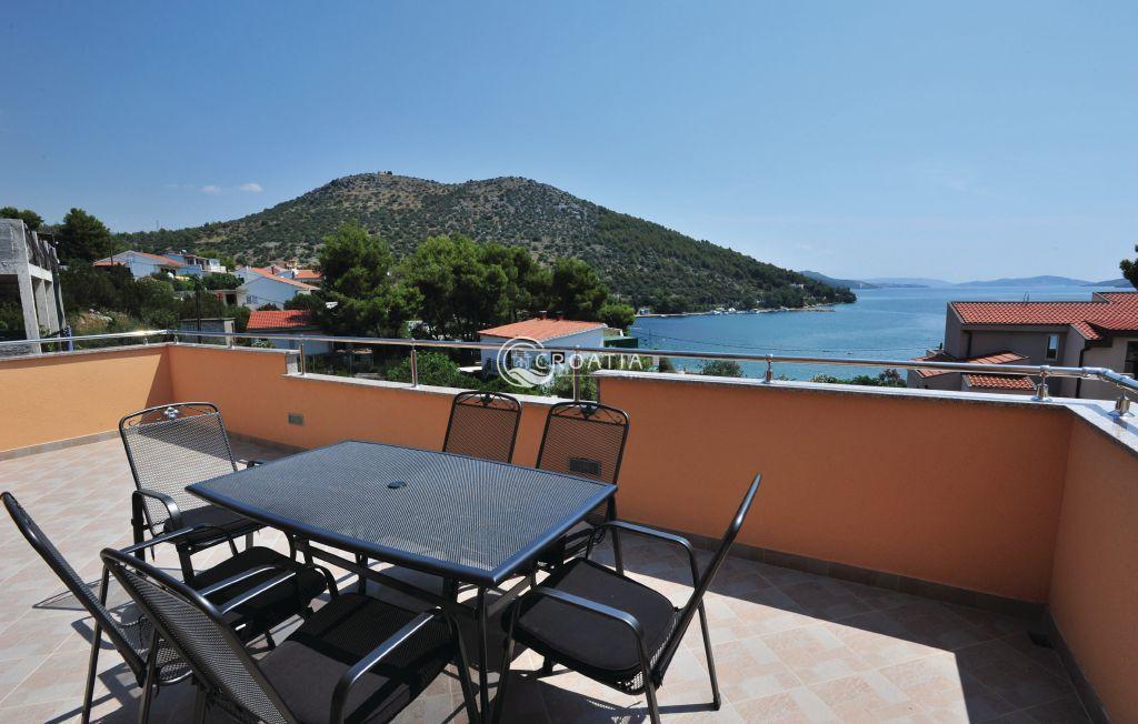 Apartment house with sea view in Trogir area