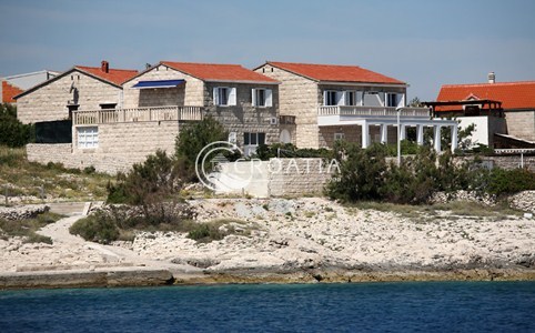 Apartment house 15m from the sea on island Brač