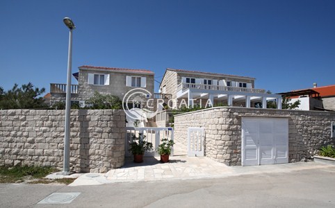 Apartment house 15m from the sea on island Brač