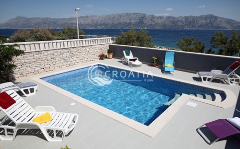 Apartment house 15m from the sea on island Brač