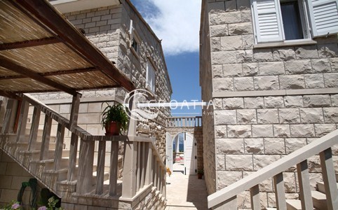 Apartment house 15m from the sea on island Brač