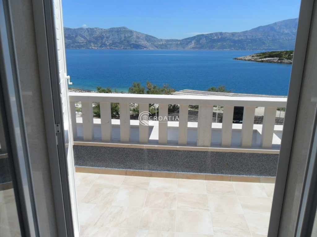 Apartment house 15m from the sea on island Brač