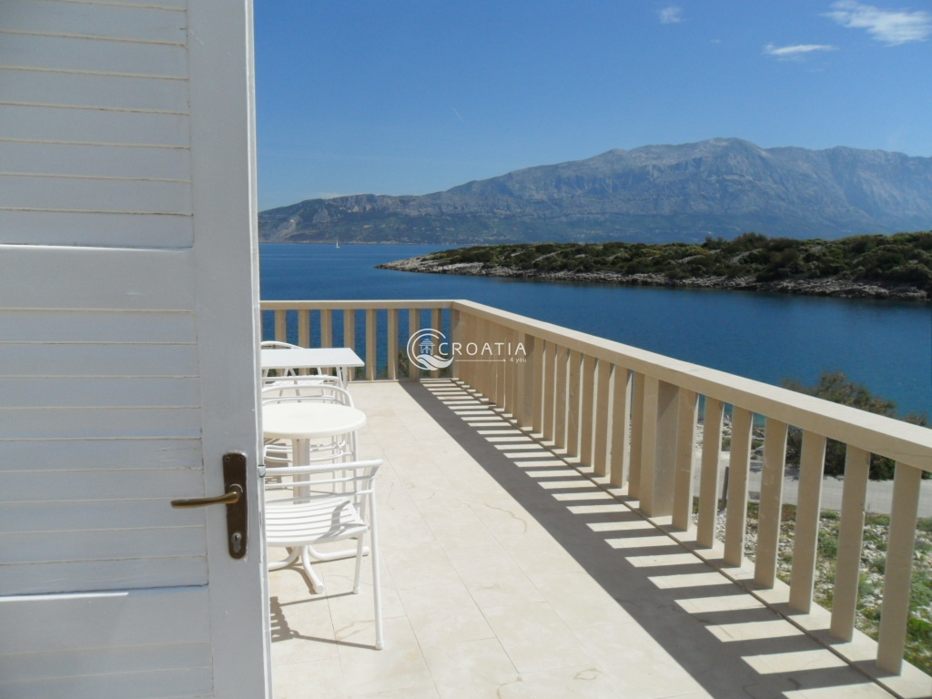 Apartment house 15m from the sea on island Brač