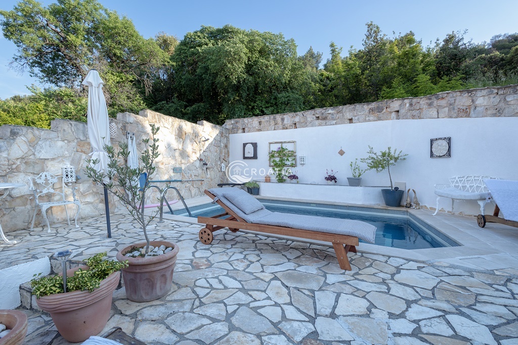 Completely renovated old stone holiday homes on the island of Hvar