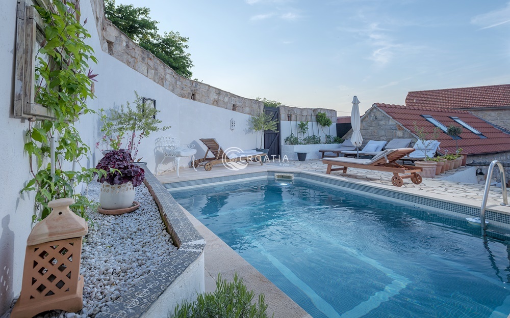 Completely renovated old stone holiday homes on the island of Hvar