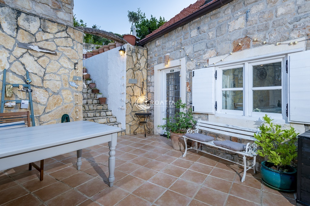 Completely renovated old stone holiday homes on the island of Hvar