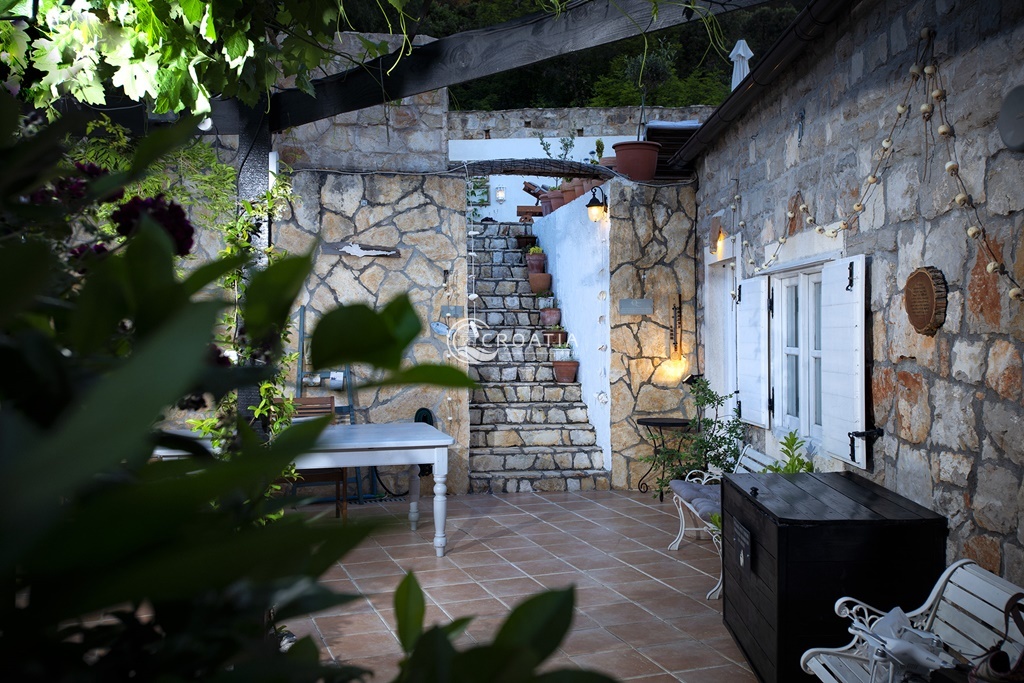 Completely renovated old stone holiday homes on the island of Hvar