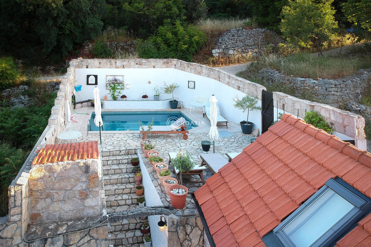 Completely renovated old stone holiday homes on the island of Hvar