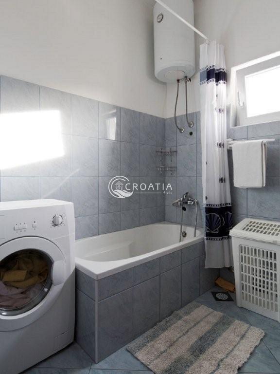 Kuća sa apartmanima u Primoštenu